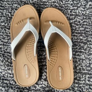 Okabashi White and Tan Flip Flops M/L